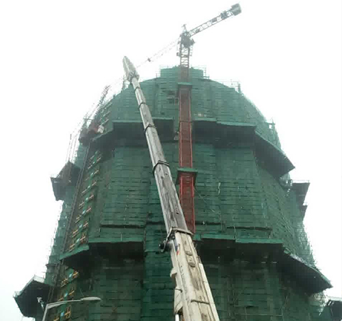 宁化吊车在工地上作业